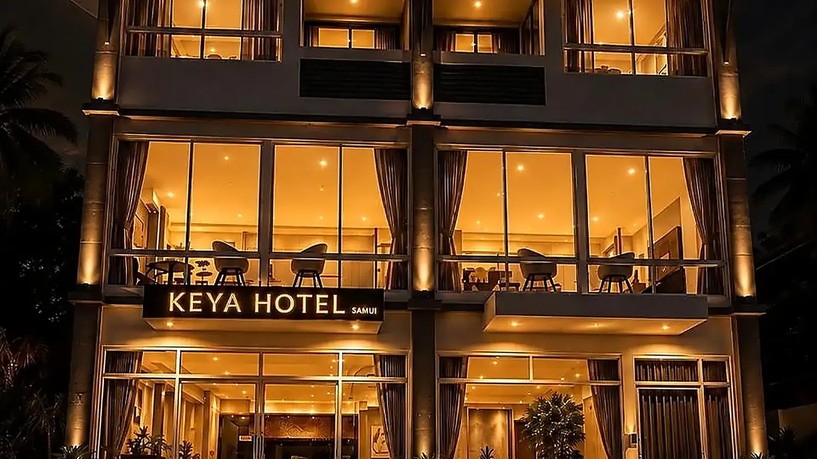 Façade illuminée du Keya Hotel Samui à Plai Laem