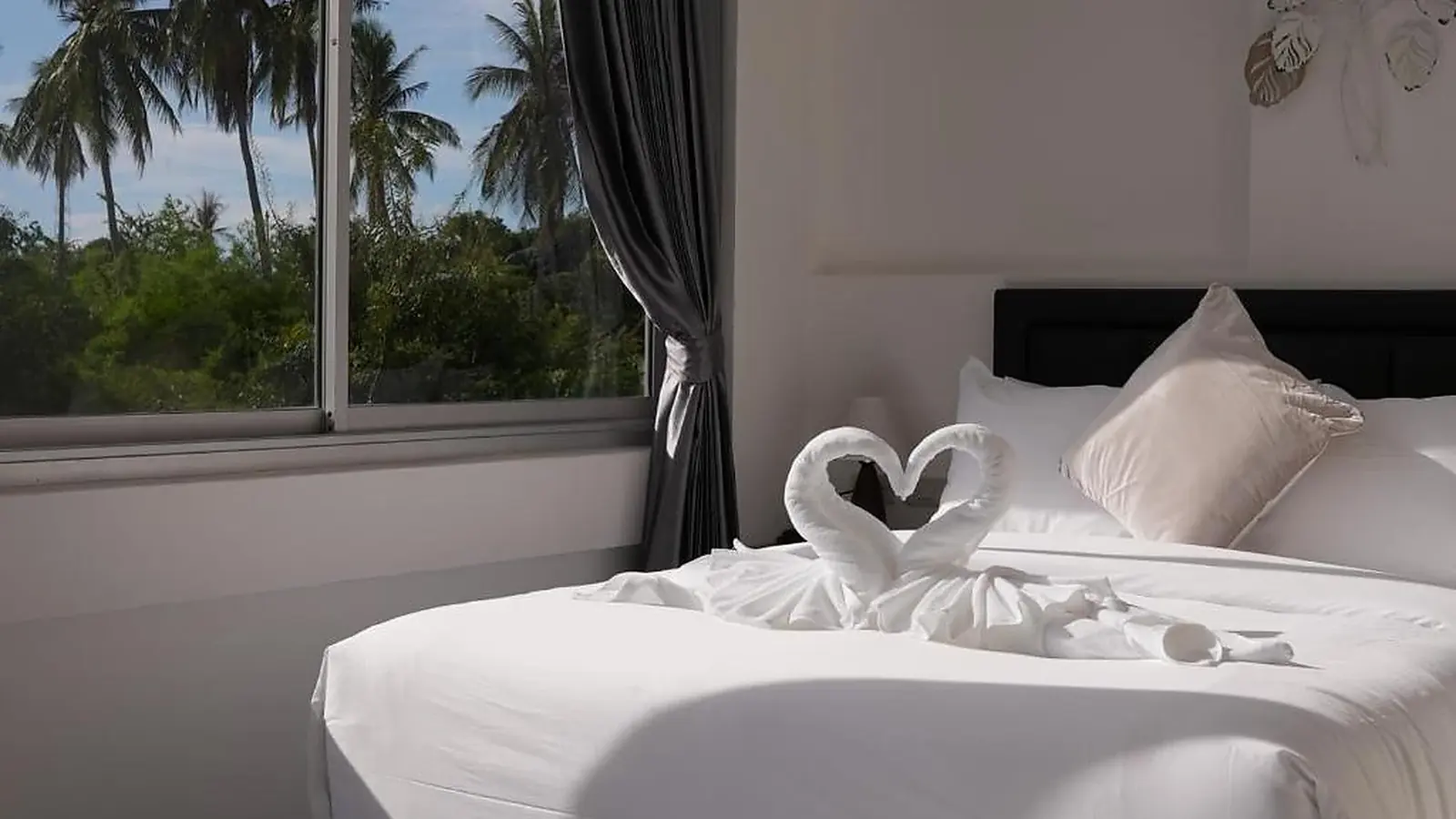 Chambre lumineuse ouverte sur les cocotiers