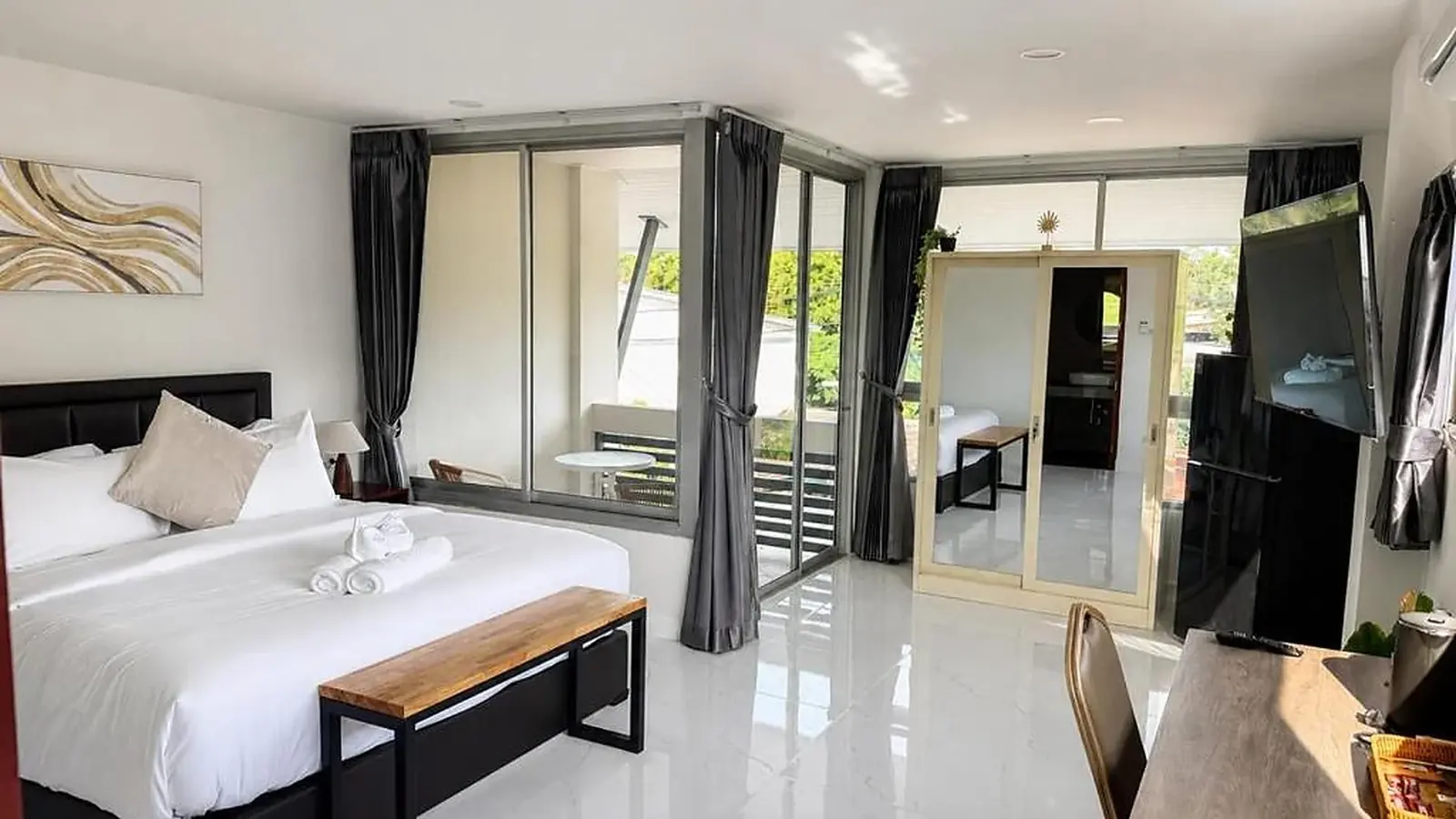 Chambre spacieuse ouverte sur le balcon