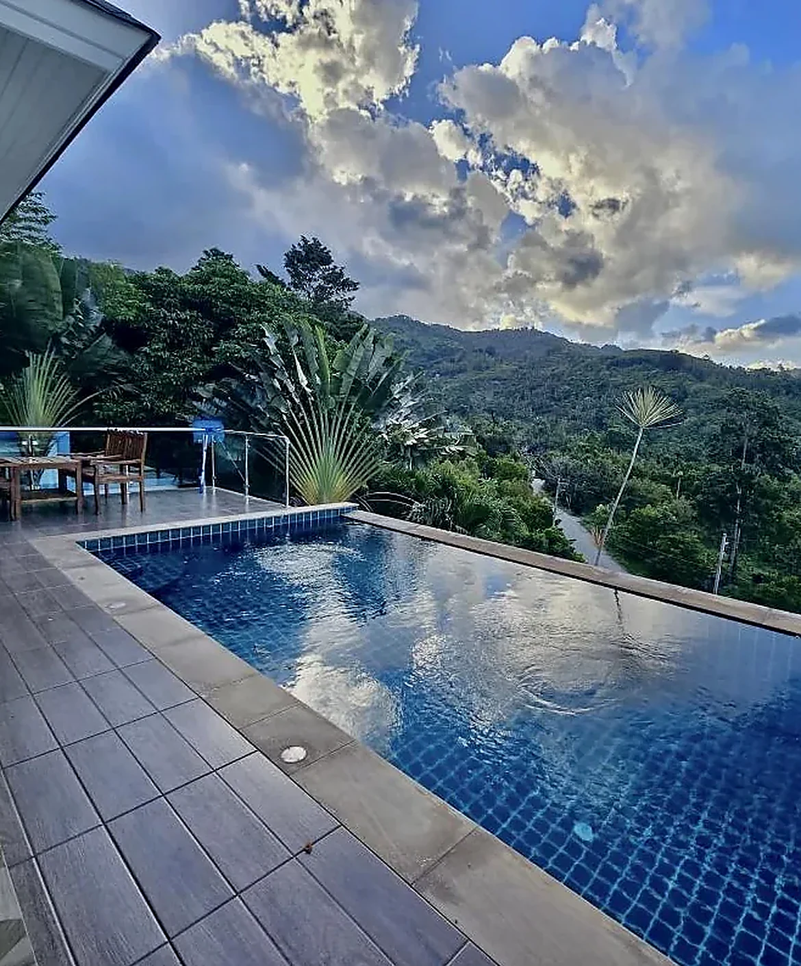 Piscine à débordement d'une villa Keya, vue sur les montagnes