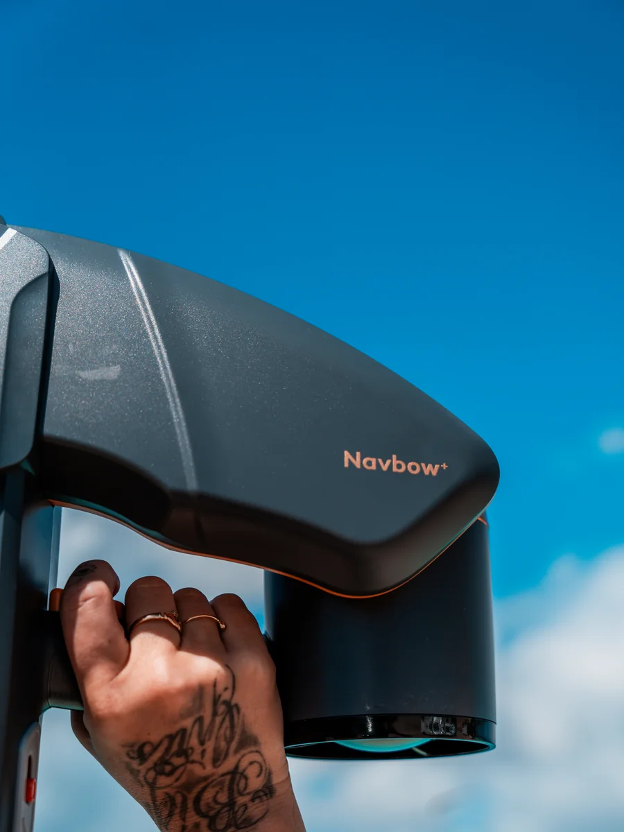 Sublue Navbow tenu à la main, la marque visible sur la coque