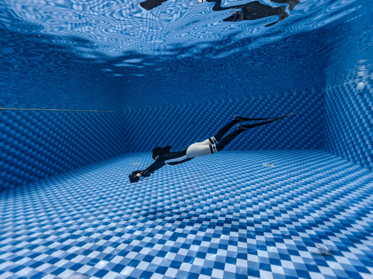 Nageuse tractée par un Sublue dans une piscine d'hôtel