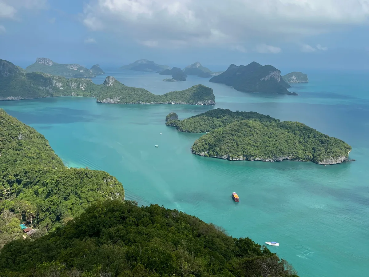 Vue plongeante sur les îles calcaires et les eaux turquoise du parc marin d'Ang Thong